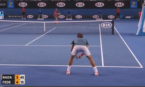 Federer waiting to return Nadal's serve on the deuce court